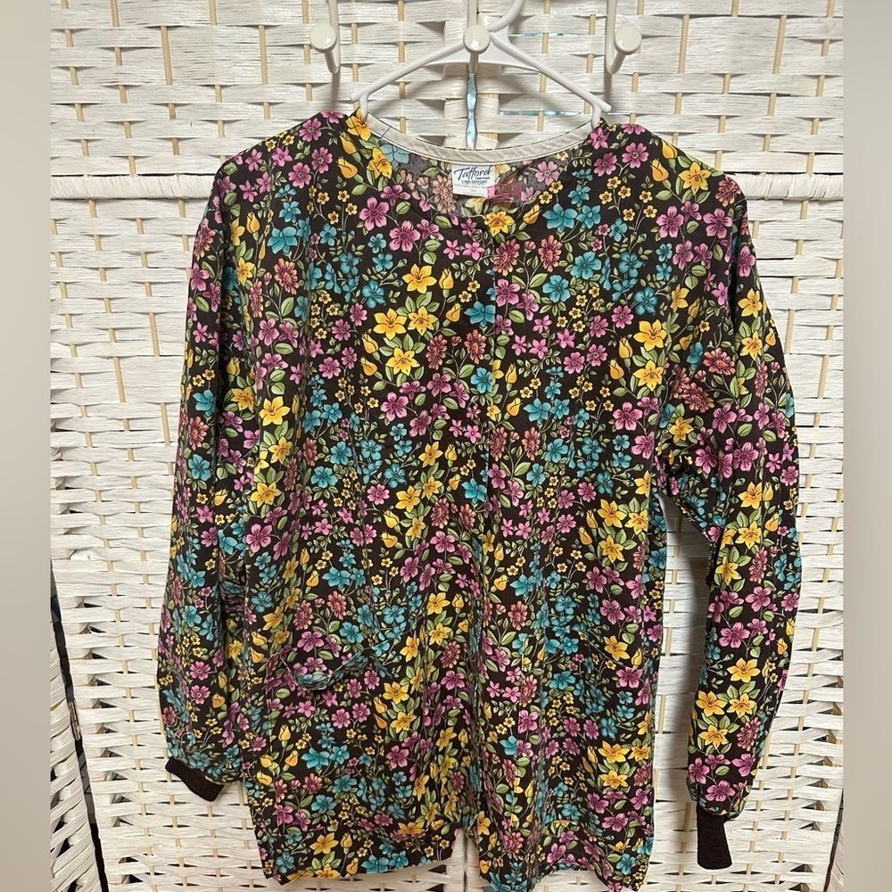 Tafford Long sleeve‎ scrub top size xs brown floral euc. Pockets, snap front